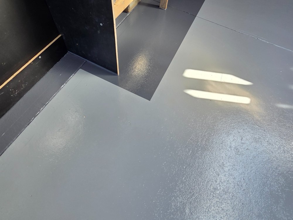 Finished floor detail around shelving
